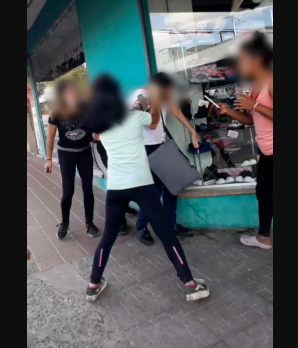 Mamá se hace pasar por su hija, cita al hombre que la amenazaba y lo golpea