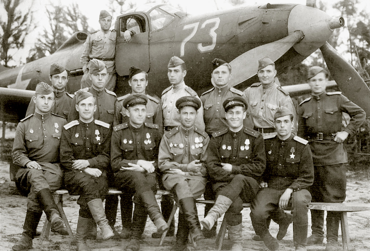 Bell-P-39-Airacobra-30GvIAP-180IAD-White-73-with-pilots-on-Belorussian-front-1945-02