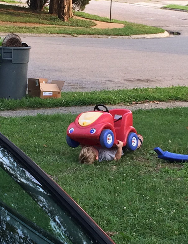 funny-kids-playing-hide-and-seek-201-605