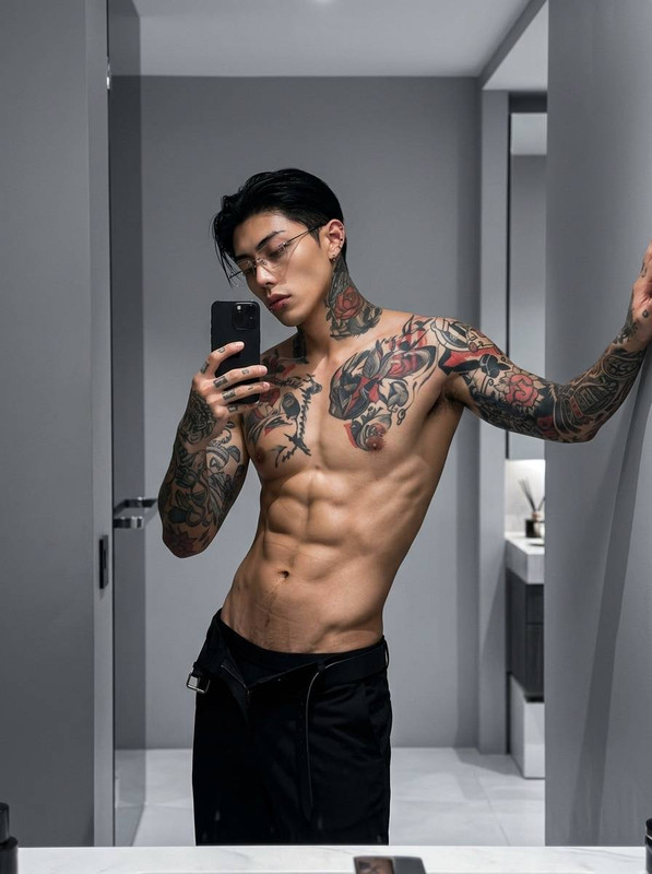 Man holding smartphone mirror se 202605131803
