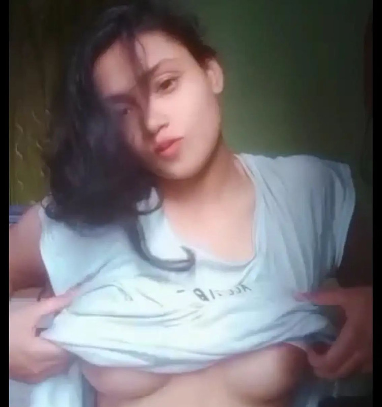Bengali girl showing boobs in self record video