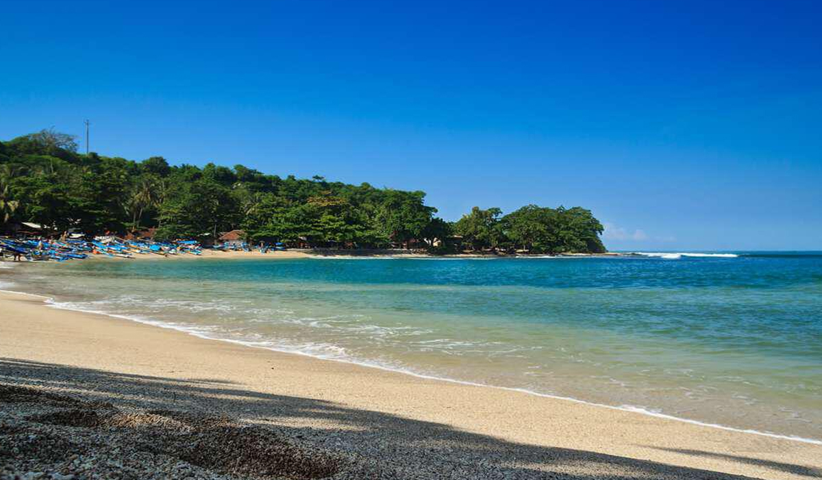 Menikmati Keindahan Pantai Rancabuaya yang Sangat Ramai Dikunjungi Orang
