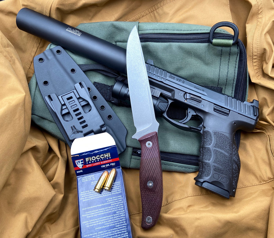 hk-vp9-gun-carothers-UF2-knife.jpg