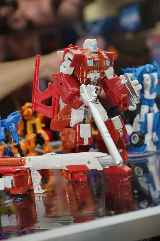 SDCC2015-Hasbro-Case-Transformers-Combiner-Wars-