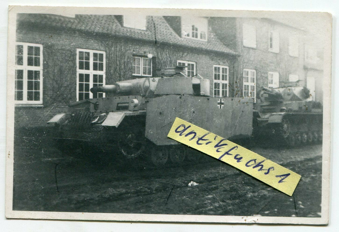 Deutscher Panzer mit Seitenschürzen bei Viborg in Dänemark 1944