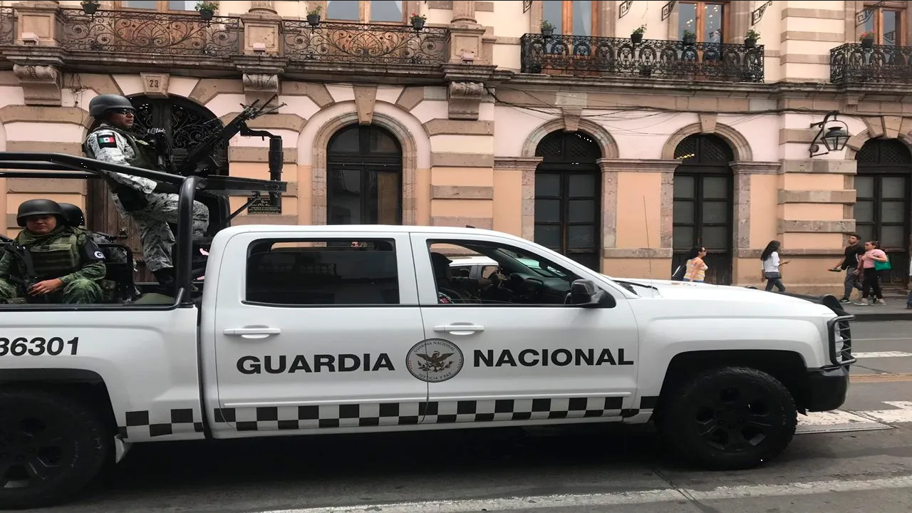 Sujetos despojan de sus armas a elementos de la GN en Michoacán