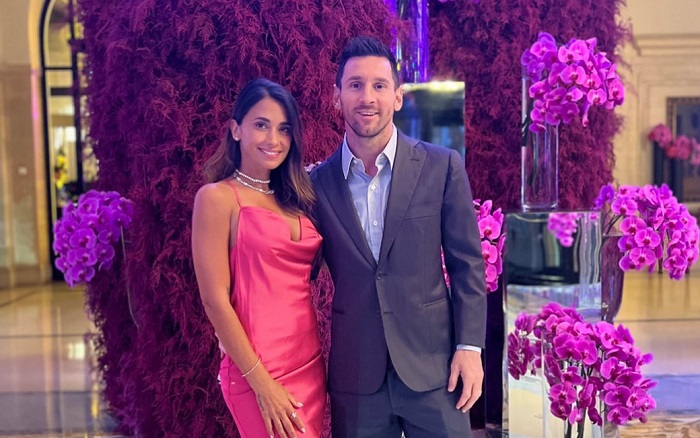 Bintang Paris Saint-Germain Lionel Messi dan istrinya Antonela Rocuzzo menikmati waktu bersama di Four Seasons Hotel Paris pada Juli 2022.