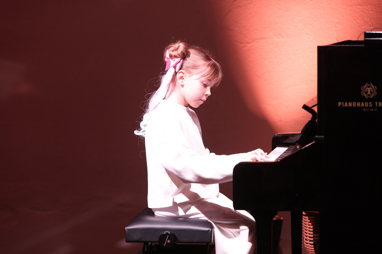 web SKj Neujahrsempfang Schülerin Viktoria Kulow am Klavier