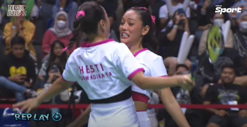 Selebrasi Erika/Hesti setelah kalahkan Raisa/Anya dalam pertandingan Tepok Bulu Vindes, Minggu (3/7/2022).