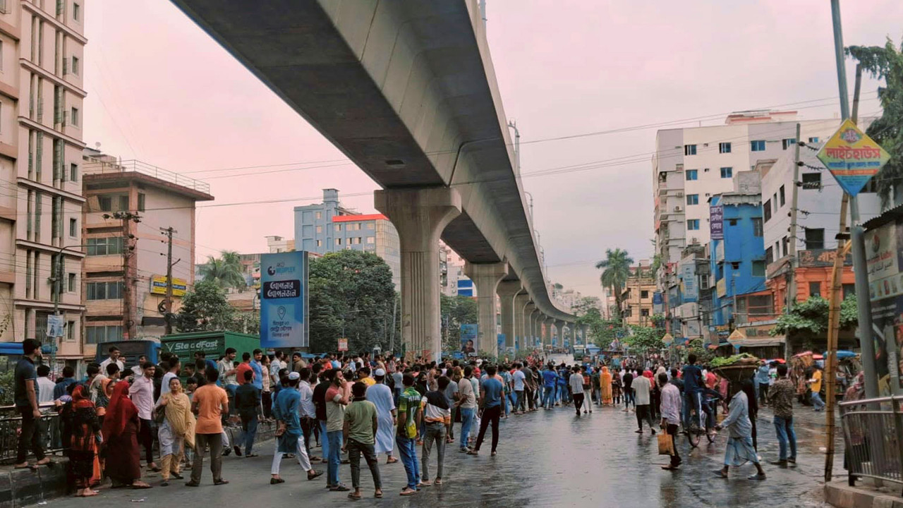 ন্যূনতম মজুরি ৩০ হাজার করার দাবিতে মিরপুরে পোশাকশ্রমিকদের সড়ক অবরোধ