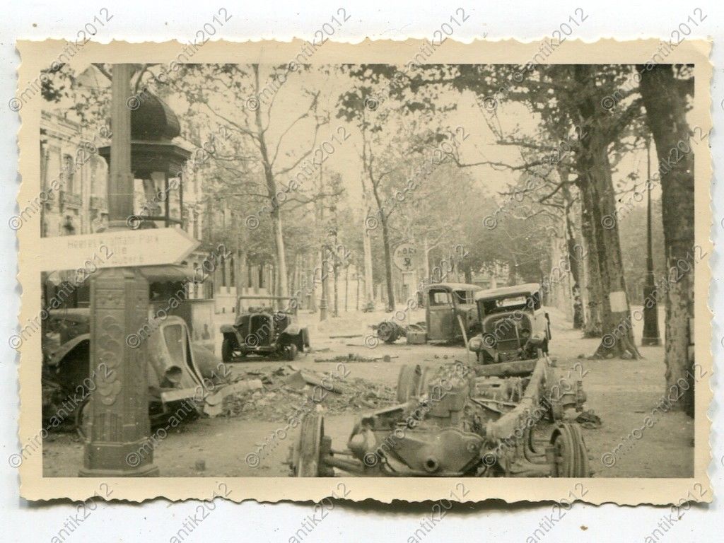 Foto, zerstörte Fahrzeuge, Strassenszene in Lill