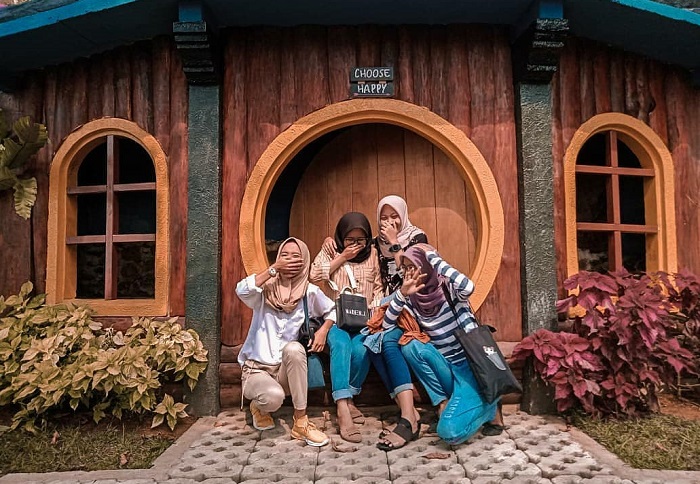 Spot rumah hobbit di Bukit Halimun.