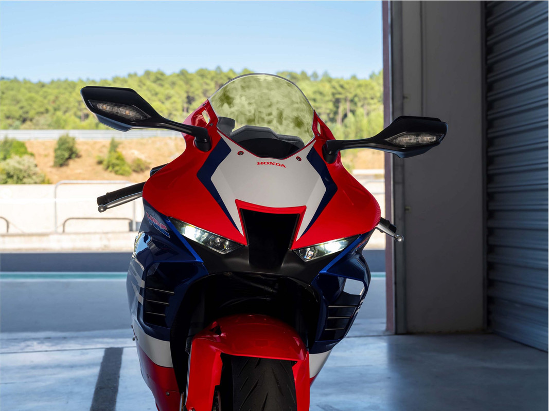 Спортбайк Honda CBR1000RR-R Fireblade 2022