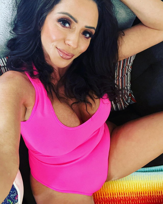 صور حصرية: أرييلا فيريرا تتألق بإطلالات مميزة  Ariellaferreraofficial-1718827030815