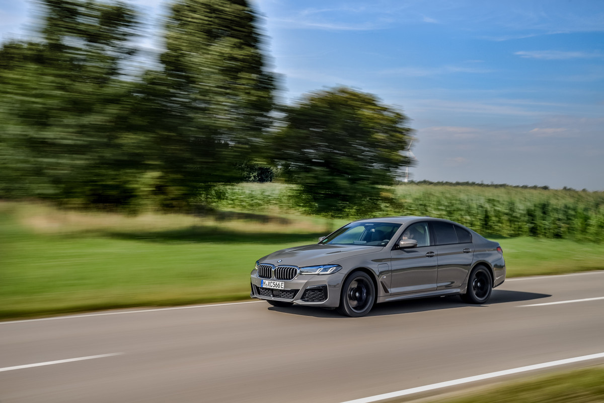 P90395457_highRes_the-new-bmw-545e-xdr