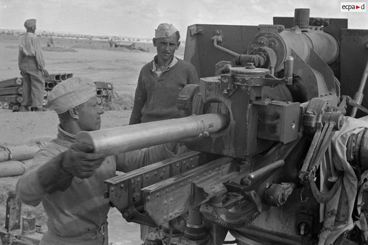 Une pièce de 8,8 cm FlaK-37 en action.4