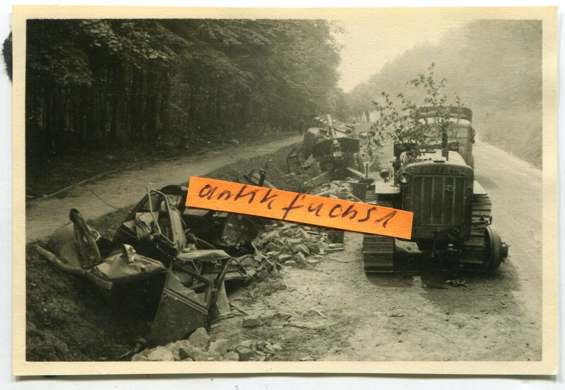 Raupenschlepper aus Rußland auf Straße von Lemberg nach Zloczow im 2.WK