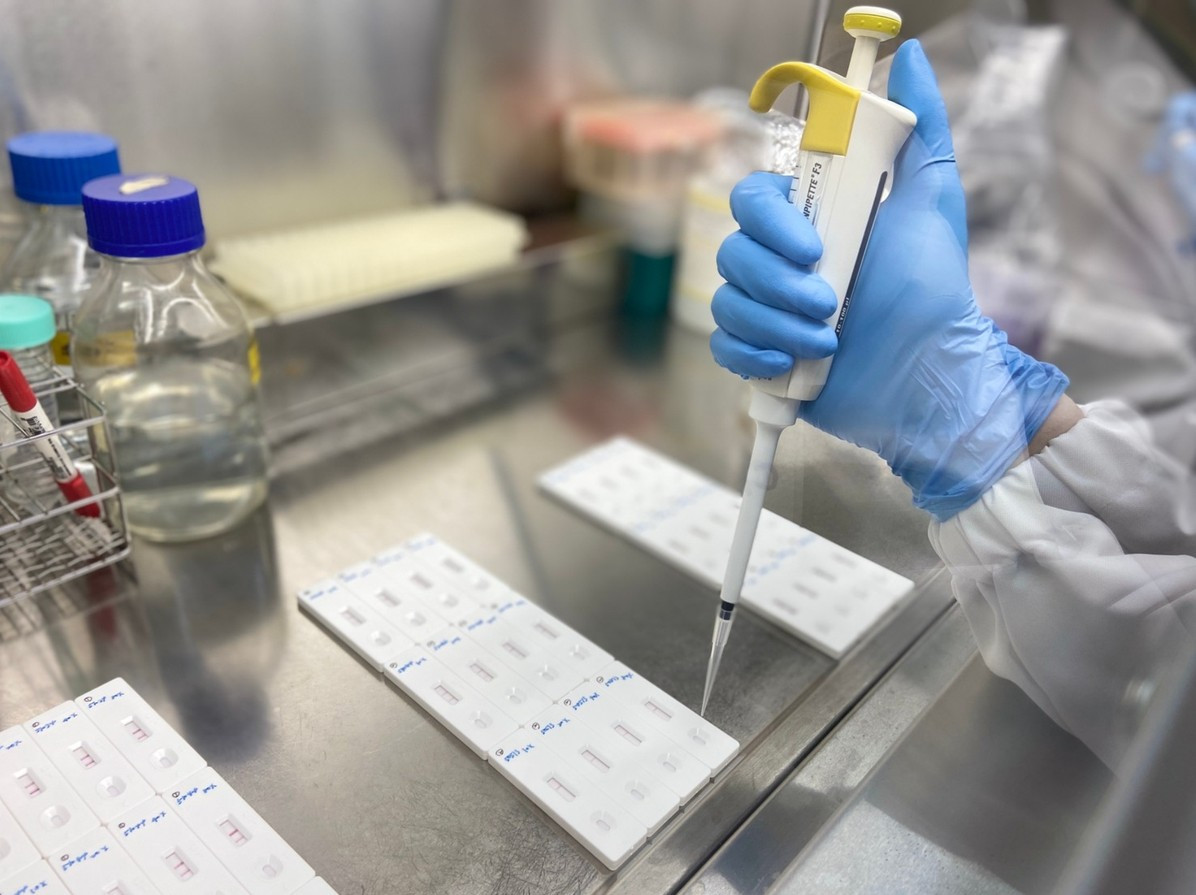 偉喬生醫「立百病毒抗原快篩試劑」（For RUO），無需實驗室設備即可操作，採取去中心化即時檢測（POC），正積極與各國合作進行更多驗證。（資料來源：偉喬生醫）