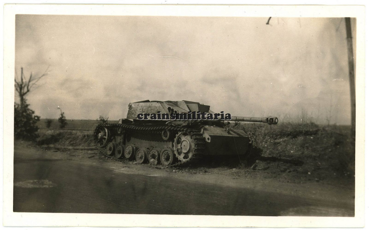 Orig. Foto zerstörtes StuG III Sturmgeschütz m. Kennung Tarn in Italien 1944