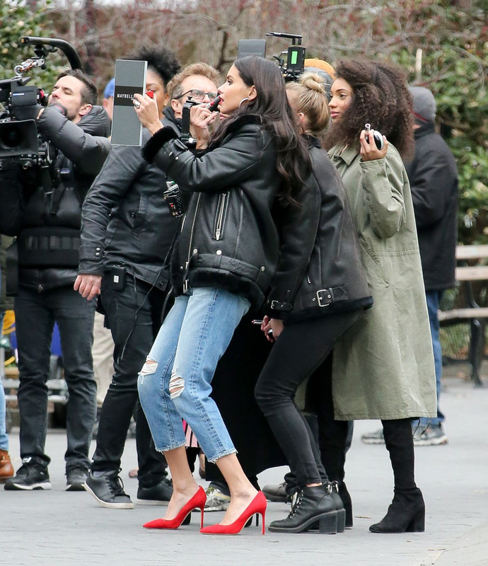 adriana-lima-on-the-set-of-a-maybelline-commercial-in-new-york-0