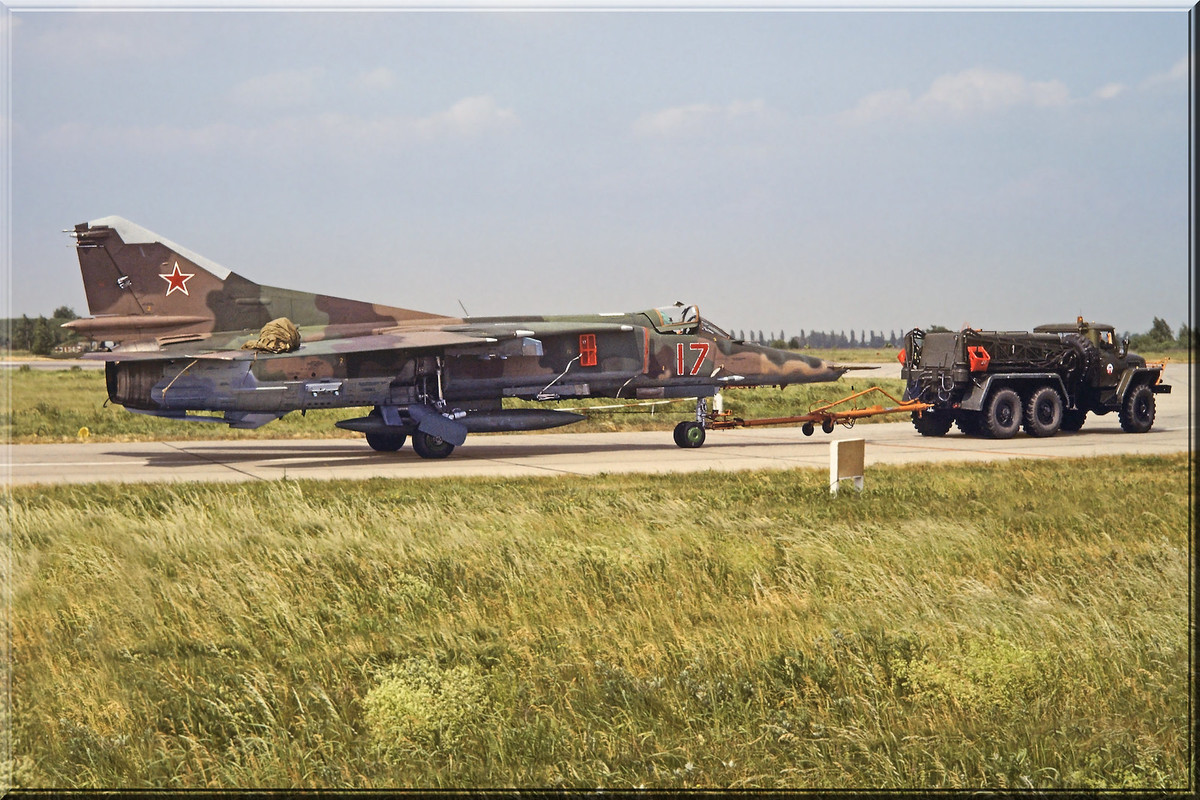 296 APIB Mig-27D 17 Red_61912553153, Summer 1992_2