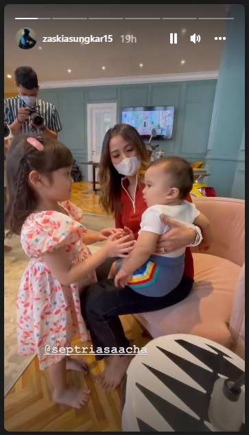 Momen saat Acha Septriasa dan sang anak, Bridgia Kalina Kharisma bercengkerama dengan keluarga Irwansyah dan Zaskia Sungkar.