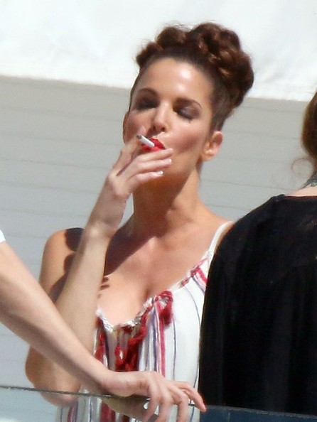 Stephanie Seymour raucht einer Zigarette (oder Cannabis)

