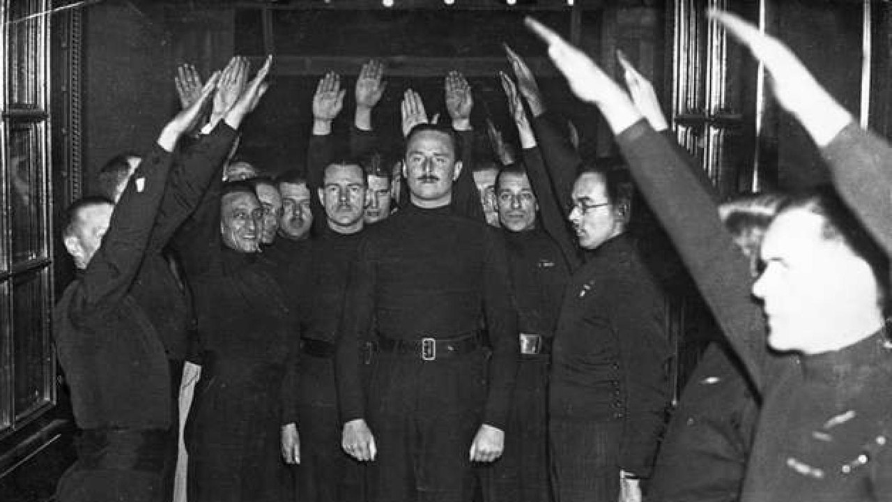 Oswald Mosley con miembros de la Unión Británica de Fascistas