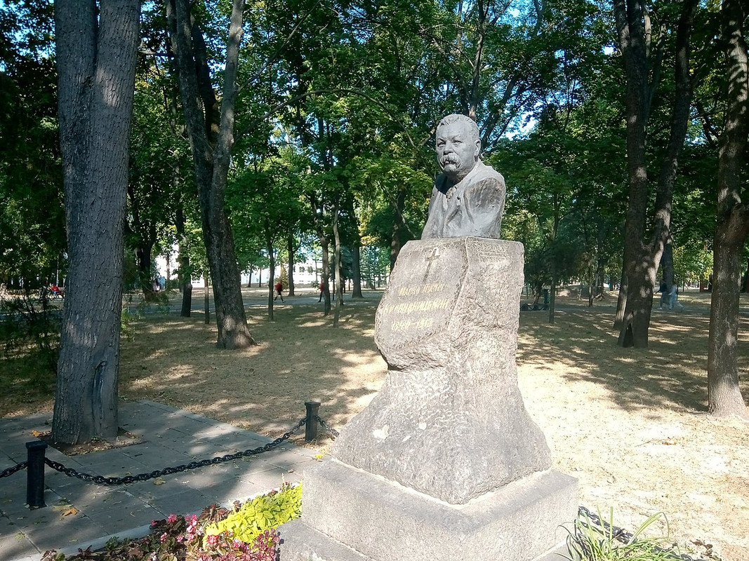 Могила_М._Л._Кропивницького_у_Молодіжному_парку_01