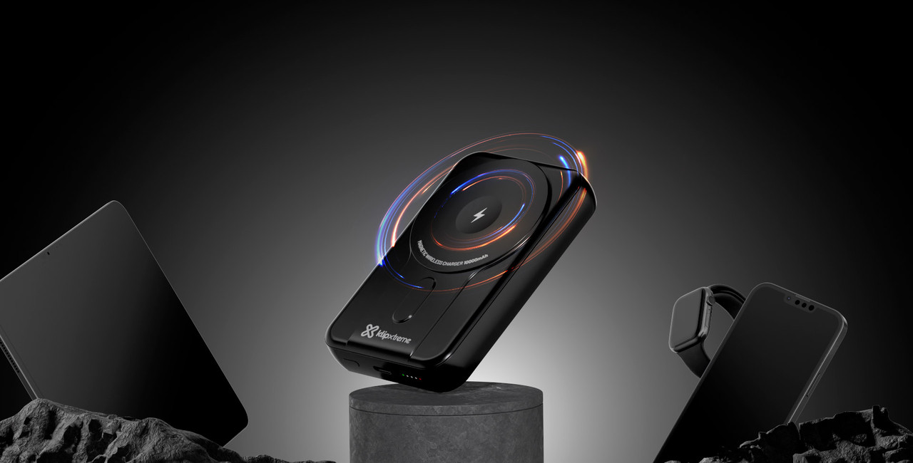 Power bank Klip Xtreme acoplado magnéticamente a la parte trasera de un smartphone.