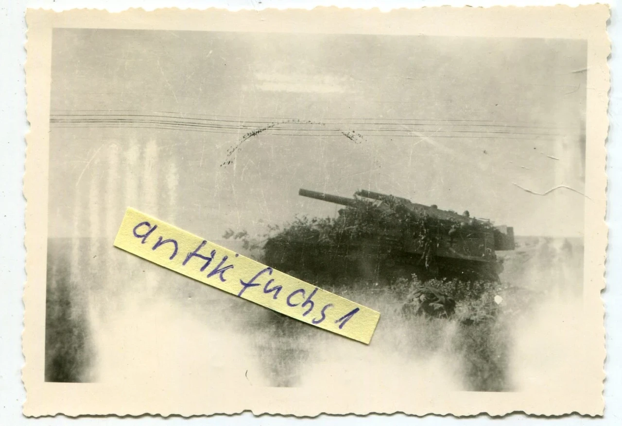 Foto 3 schwere Deutsche HUMMEL Panzer Sf L Haubitze ALARICH an der Front 1943