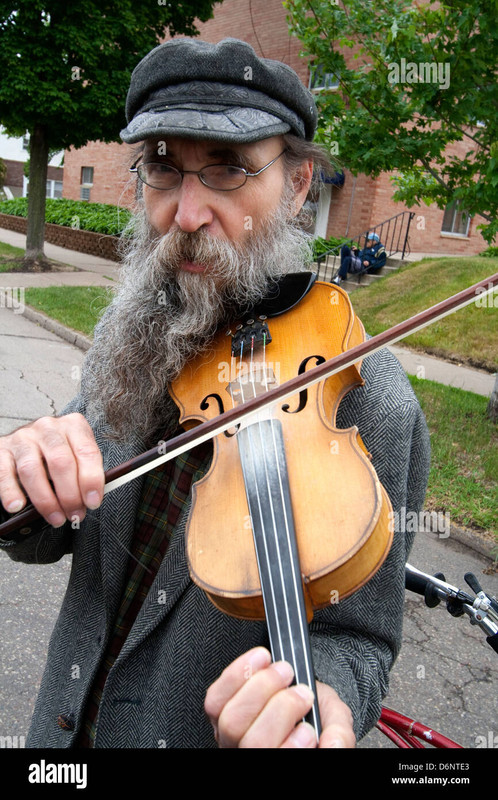 older-gentleman-with-long-gray-beard-playing-fiddle-on-the-street-D6NTE3
