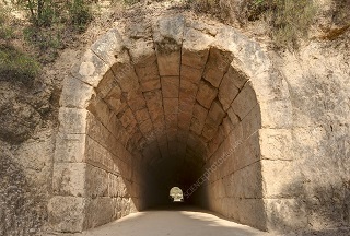 Why did ancient greek architects rarely use arches?  340-BC-stadium-vaulted-tunnel-Nemea-Greece-33