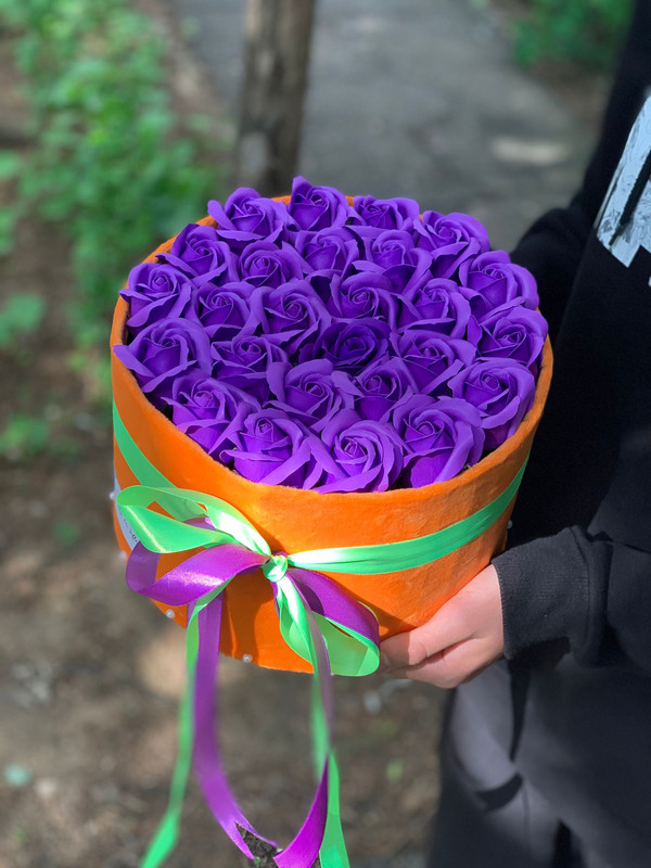 Cutie neon portocalie cu trandafiri mov