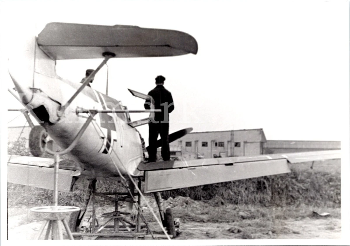 T572 Photo WH Archive Repro Luftwaffe Aircraft Me109 JG26 Inst MG Adjust Shipyard