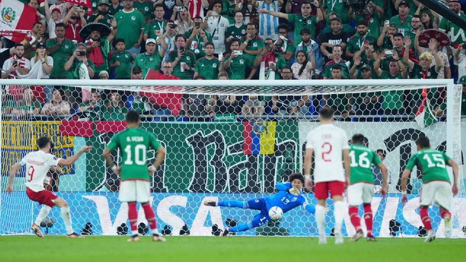 VIDEO: Memo Ochoa maravilla al detener penal de Robert Lewandowski en el México vs Polonia