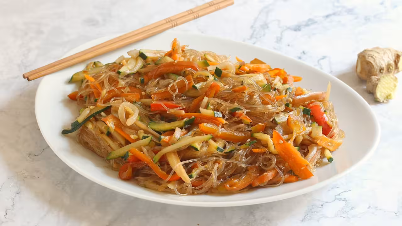 24. Spaghetti di soia con verdure