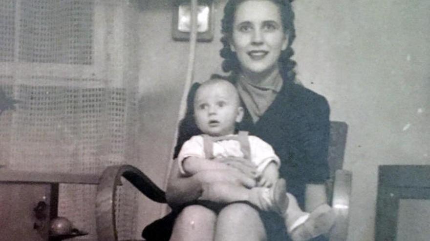 Irmgard Lundberg con su hijo, en una imagen del archivo familiar