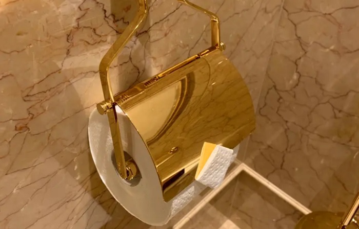 Scheherazade dilengkapi dengan tempat tisu toilet yang terbuat dari emas.