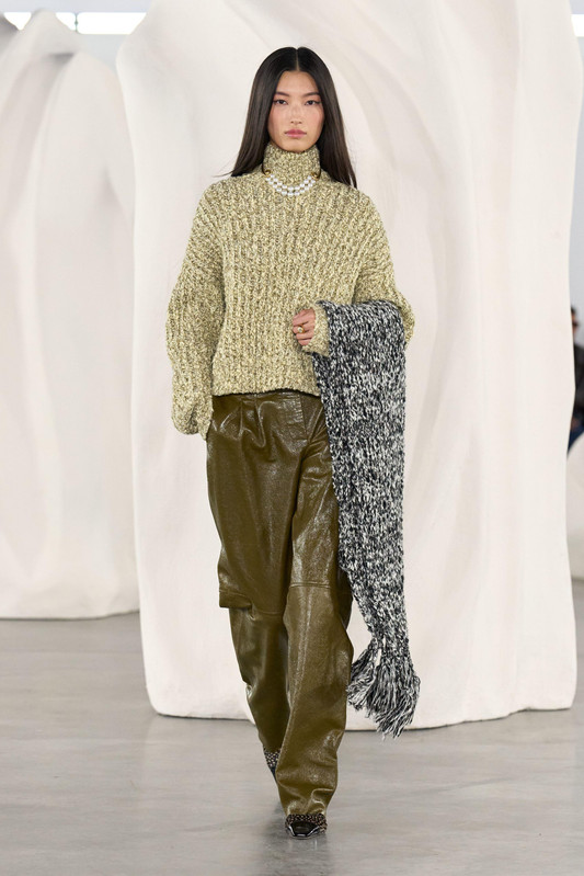 Maglioni Autunno 2026, pull funnel neck di Ulla Johnson con pantaloni in pelle