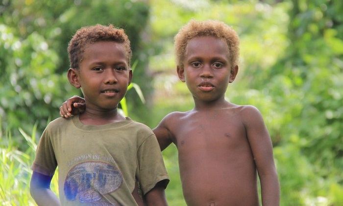 Potret ras Melanesia di Kepualauan Solomon merupakan ras kulit hitam satu-satunya di dunia yang memiliki warna rambut pirang alami.
