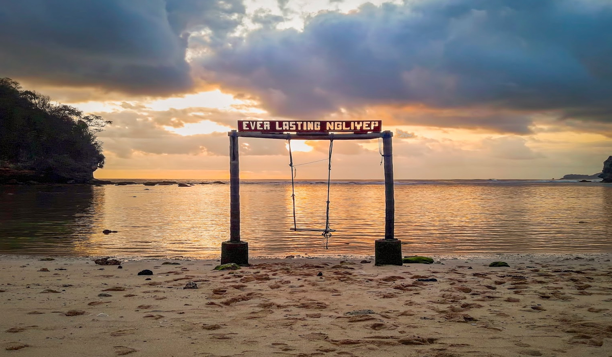 Menelusuri Pesona Mistis dan Keindahan Alam Pantai Ngliyep yang Menyihir Hati!