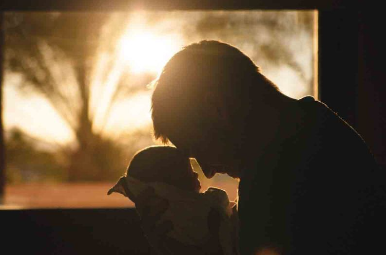 Hombres también sufren depresión posparto: estos son los síntomas