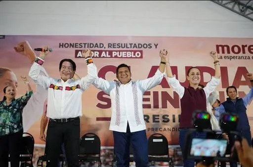 Arropado por Sheinbaum, Javier May recibe constancia como precandidato al gobierno de Tabasco