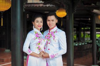 DÒNG TRUYỆN THƠ VUI VỀ ĐỜI SỐNG, TÌNH CẢM & MƯU SINH...Của Nguyễn Thành Sáng&Tam Muội - Page 6 Cap-doi-ho-van-phuc-anh-minh-tuoi-moi-day-suc-song-voi-ao-dai-cu