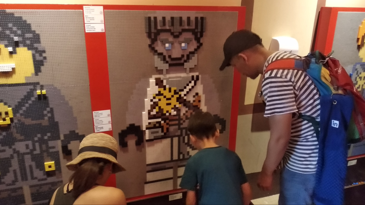 Pengunjung saat sedang menunggu menaiki LEGO Ninjago The Ride