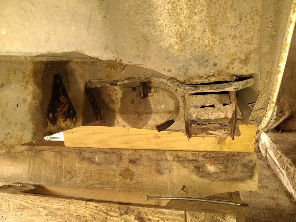 partie de chassis abimée côté droit