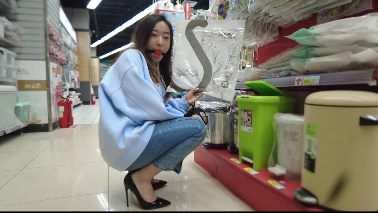 半岛束艺 奎因12cm高跟鞋带口球逛超市，全程跟拍视角，无捆绑.mp4_20250407_133400.115