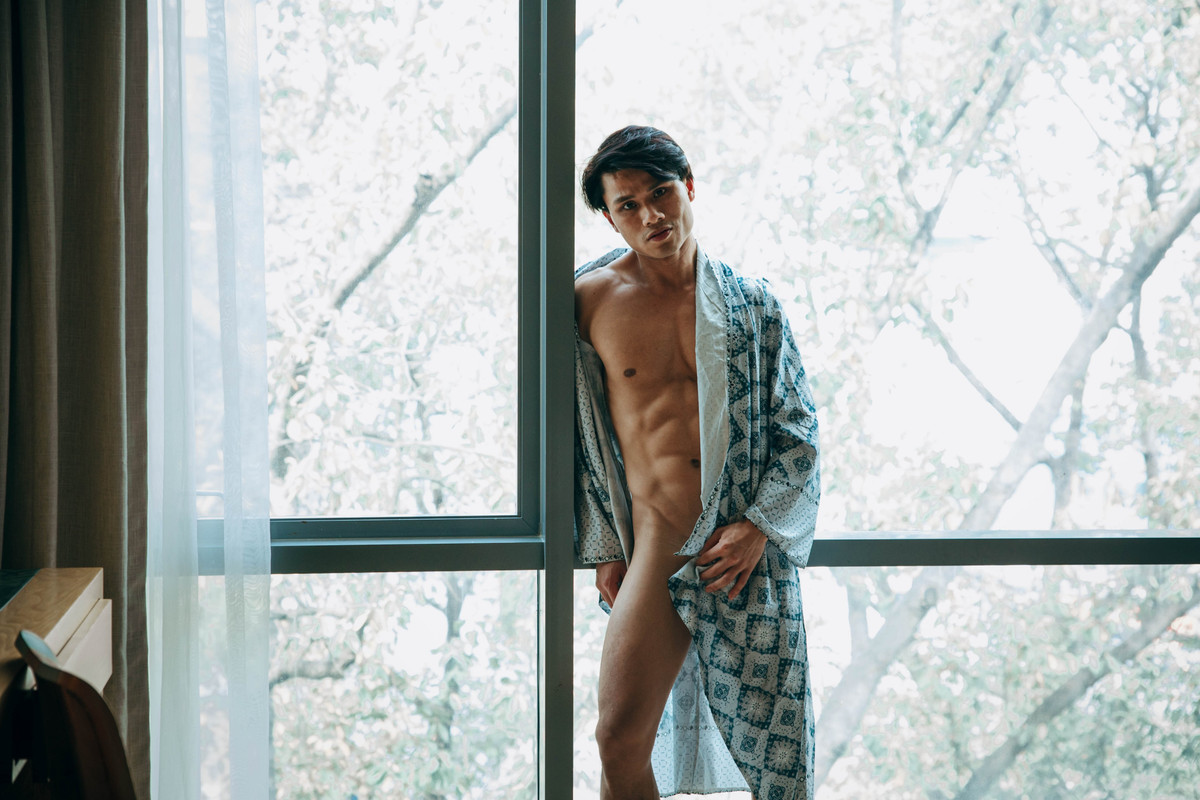 MODEL - Chàng trai xăm mình với gương mặt chữ điền