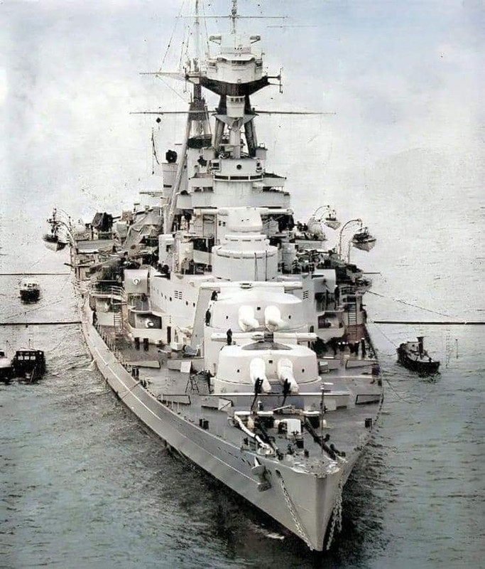 HMS-Hood-de-proa.jpg